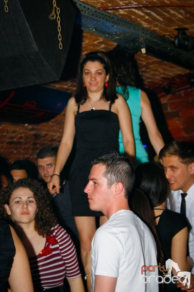 Distracţie în Club Escape,