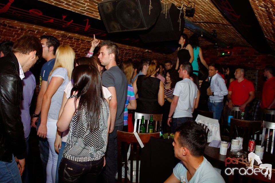 Distracţie în Club Escape,