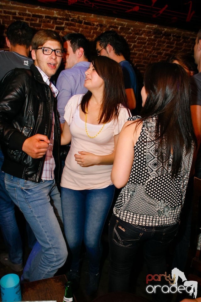 Distracţie în Club Escape,