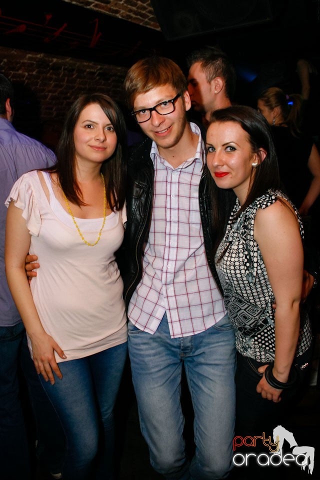 Distracţie în Club Escape,