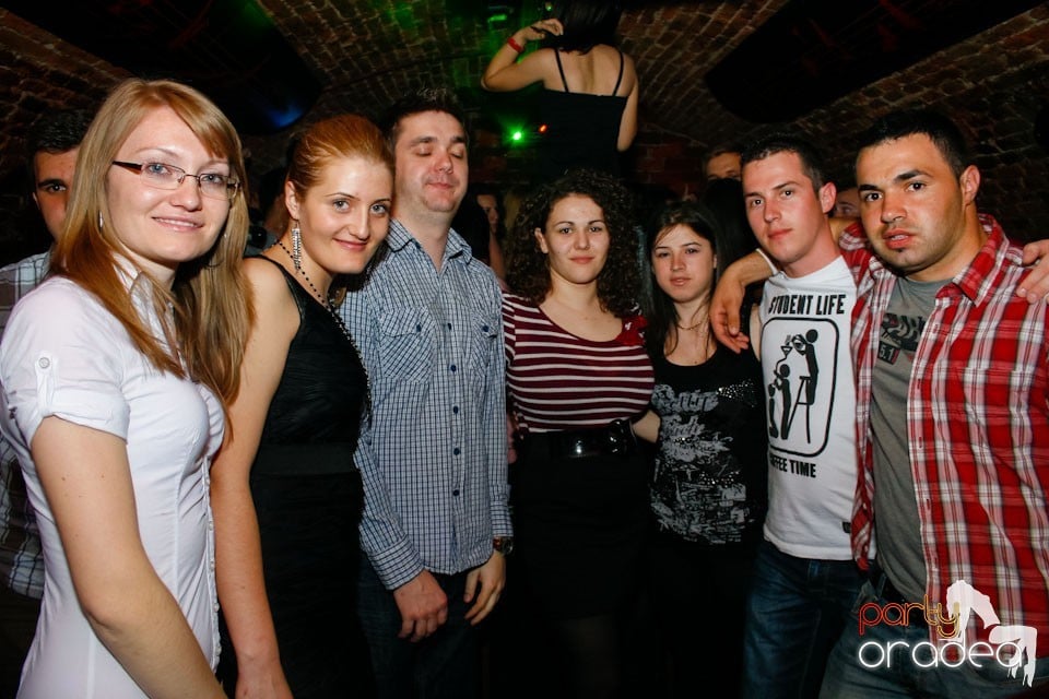 Distracţie în Club Escape,