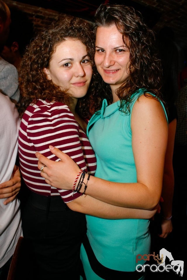 Distracţie în Club Escape,