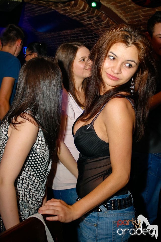 Distracţie în Club Escape,