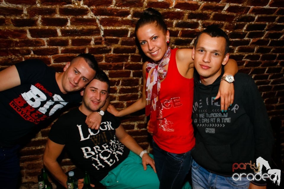 Distracţie în Club Escape,