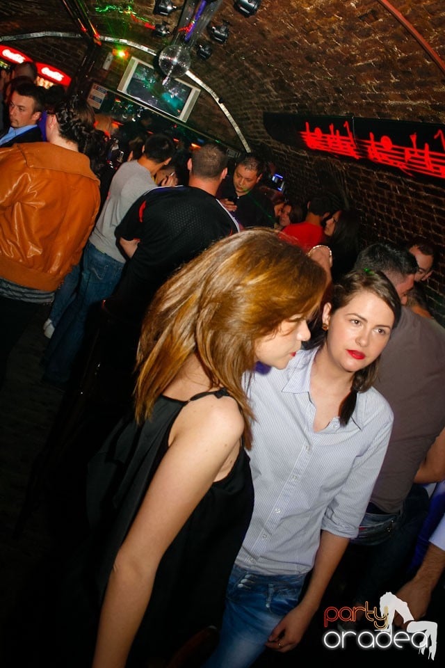 Distracţie în Club Escape,