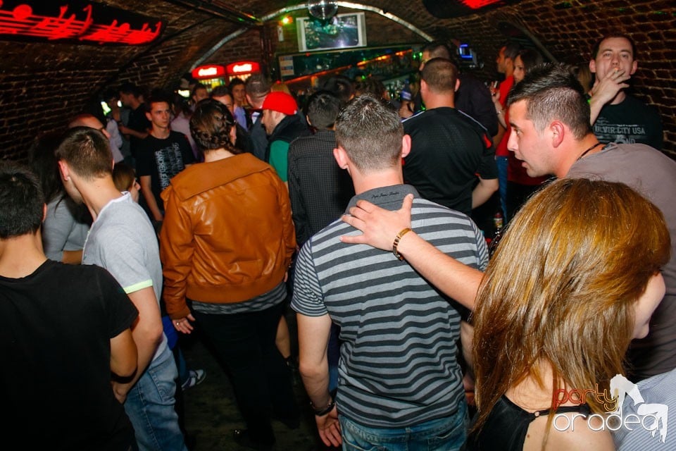Distracţie în Club Escape,