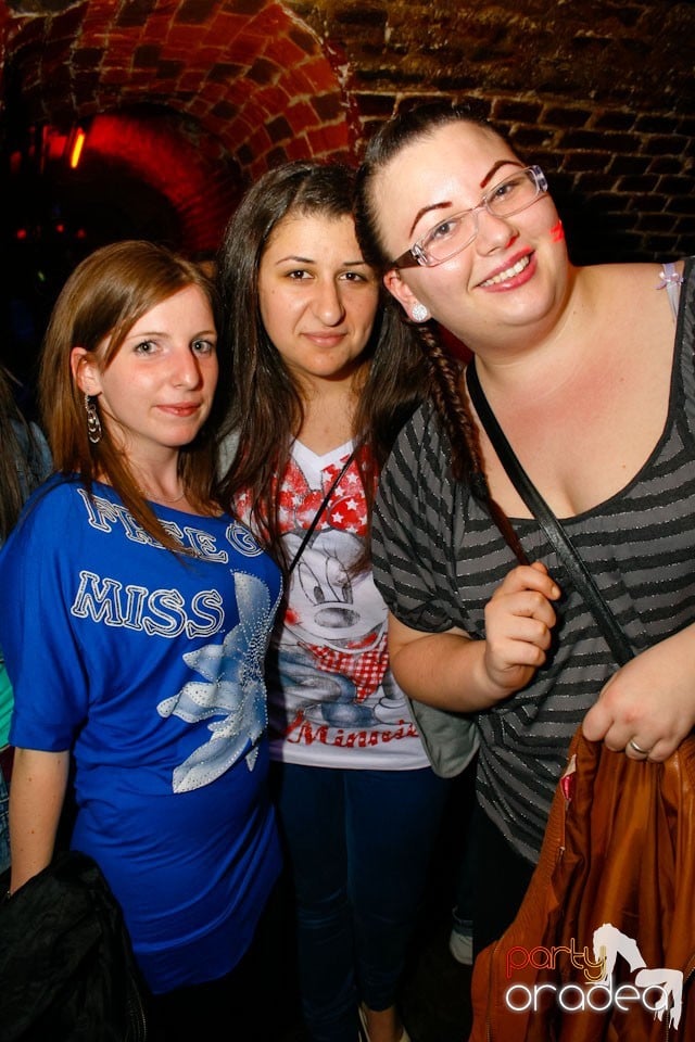 Distracţie în Club Escape,