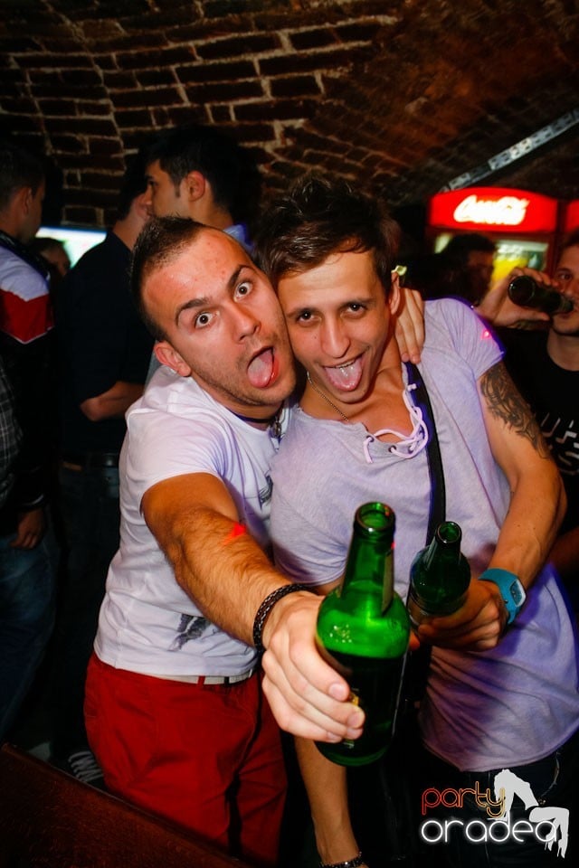 Distracţie în Club Escape,