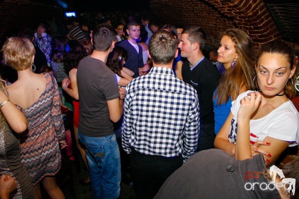 Distracţie în Club Escape,