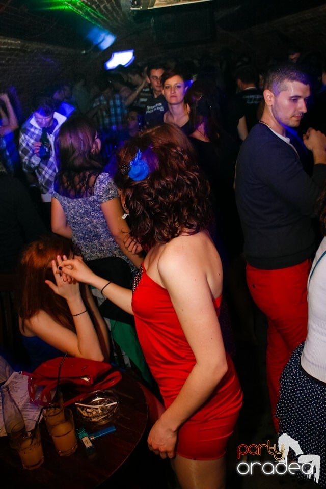 Distracţie în Club Escape,