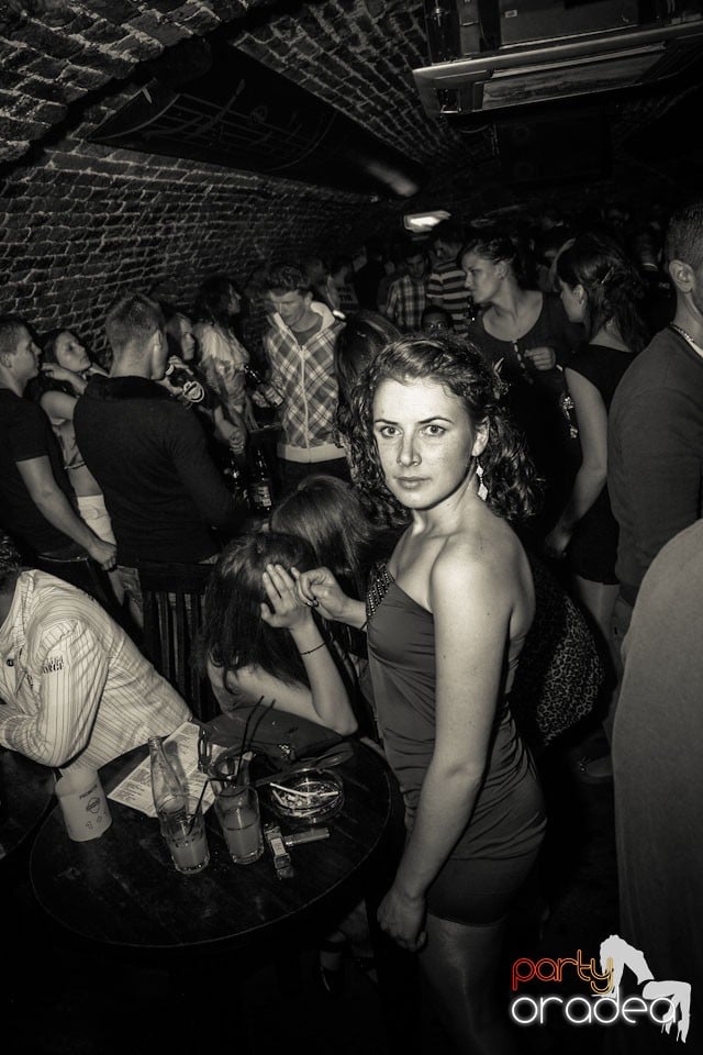 Distracţie în Club Escape,