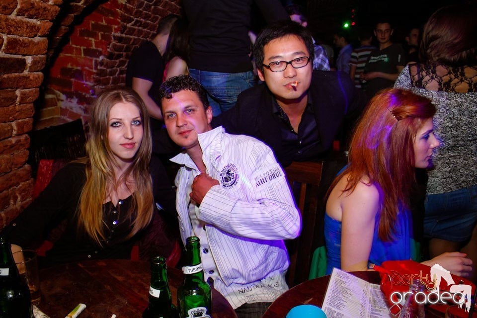 Distracţie în Club Escape,