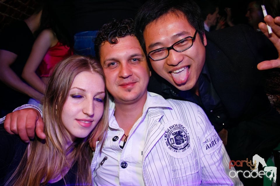 Distracţie în Club Escape,