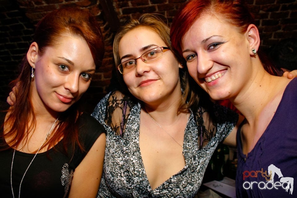 Distracţie în Club Escape,