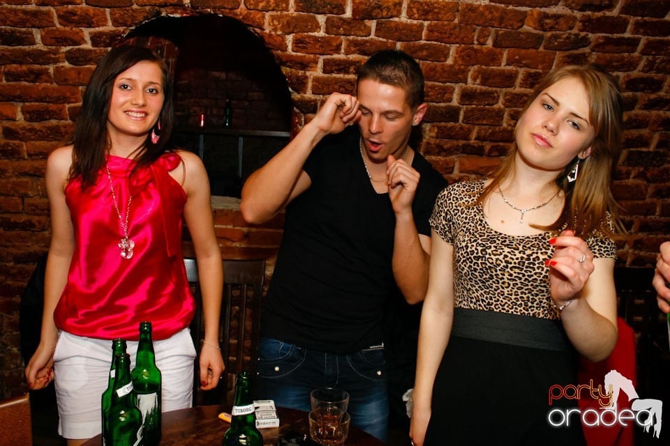 Distracţie în Club Escape,