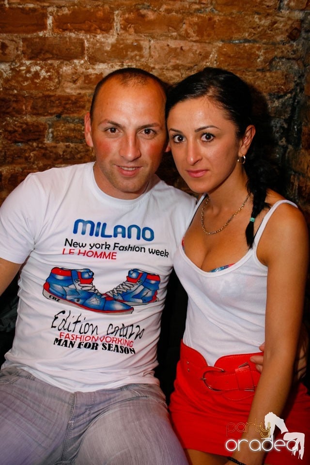 Distracţie în Club Escape,