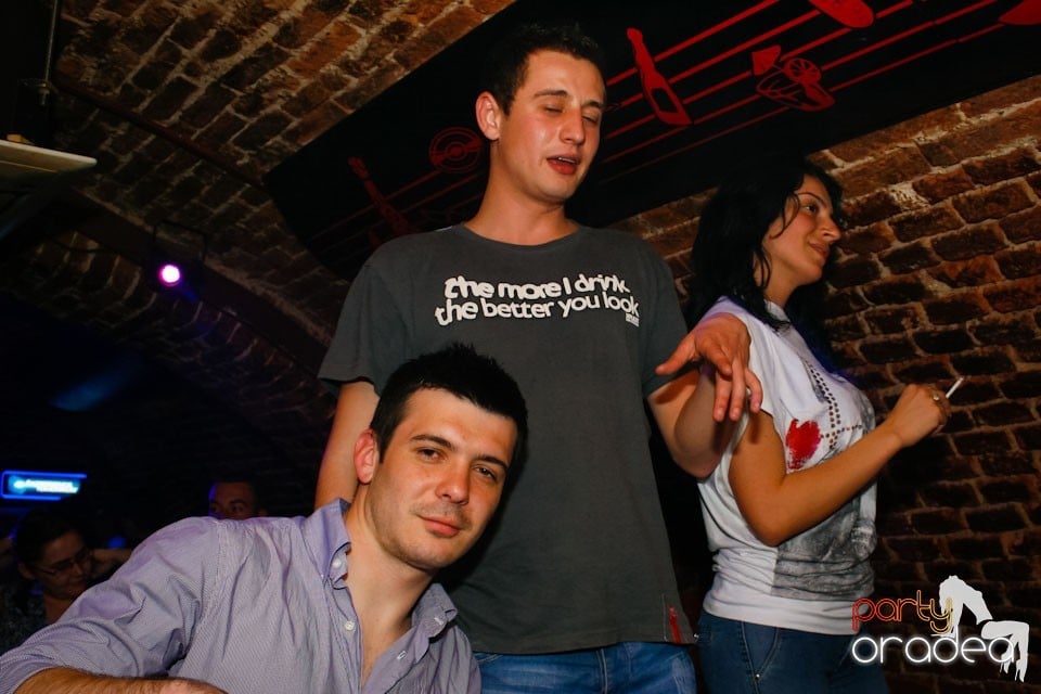 Distracţie în Club Escape,