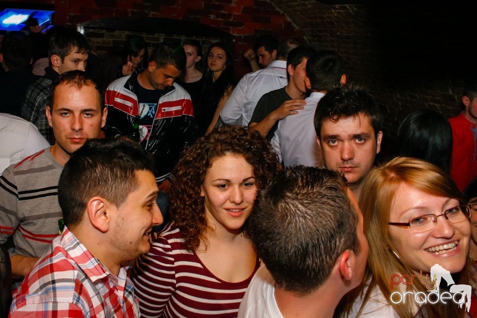 Distracţie în Club Escape,