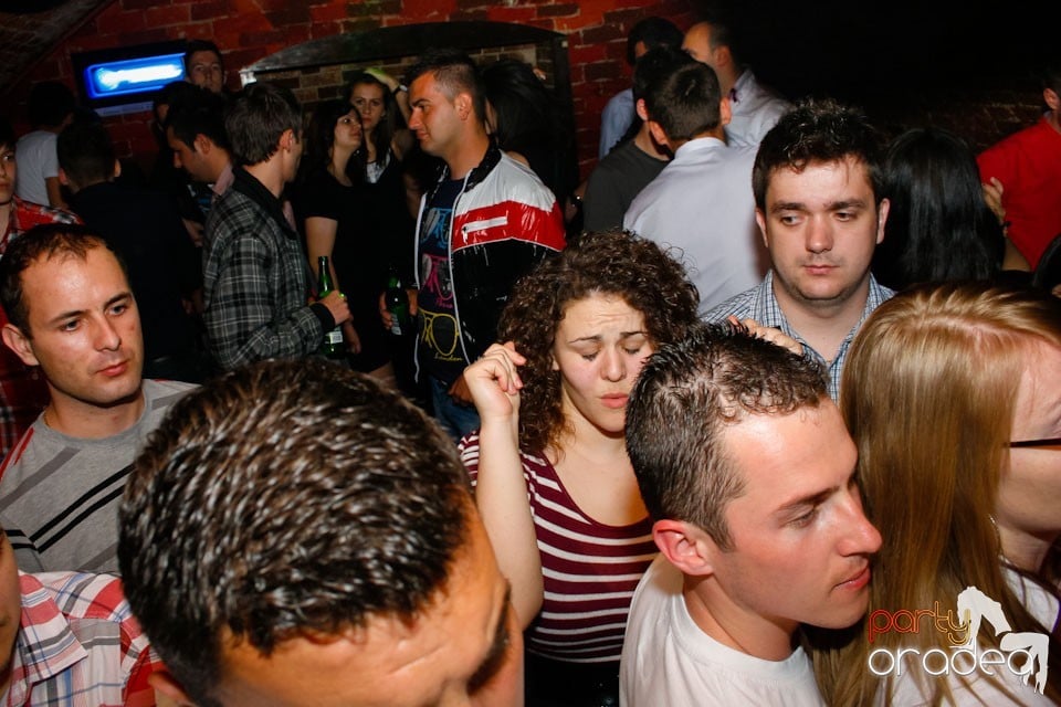 Distracţie în Club Escape,