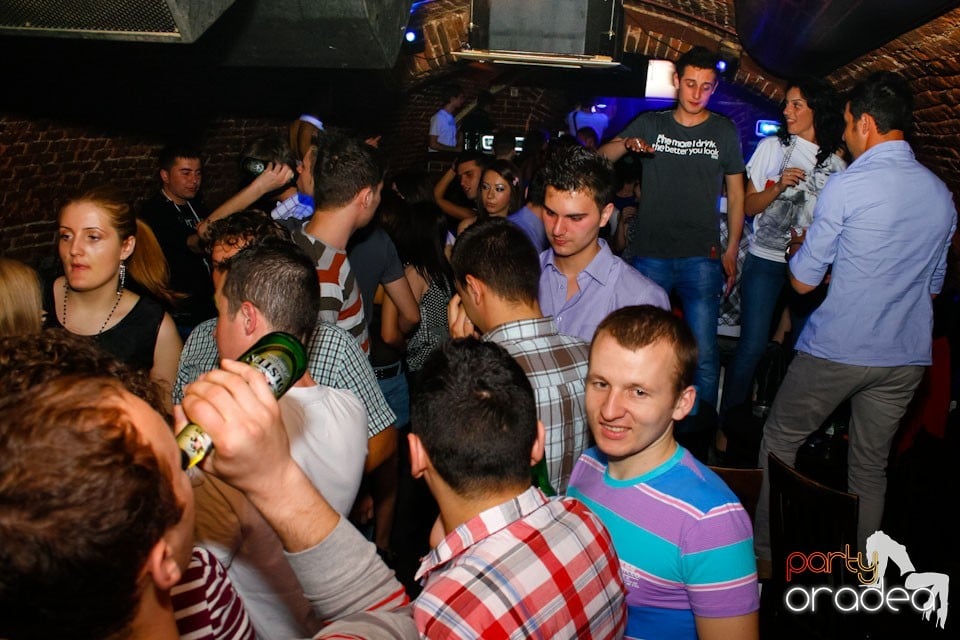 Distracţie în Club Escape,