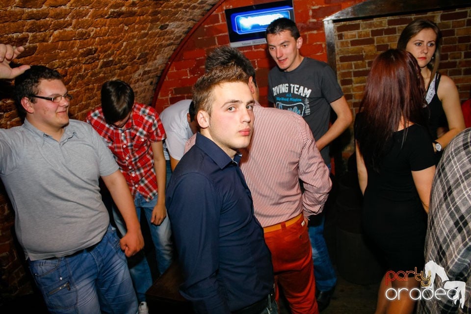 Distracţie în Club Escape,
