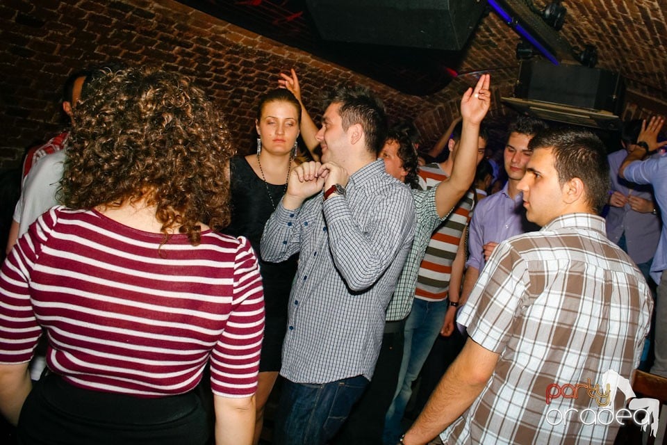 Distracţie în Club Escape,