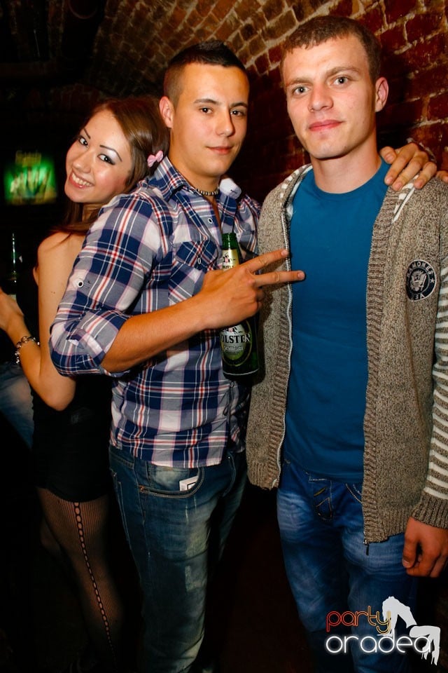 Distracţie în Club Escape,