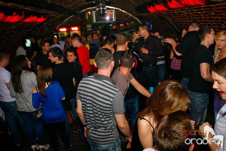 Distracţie în Club Escape,