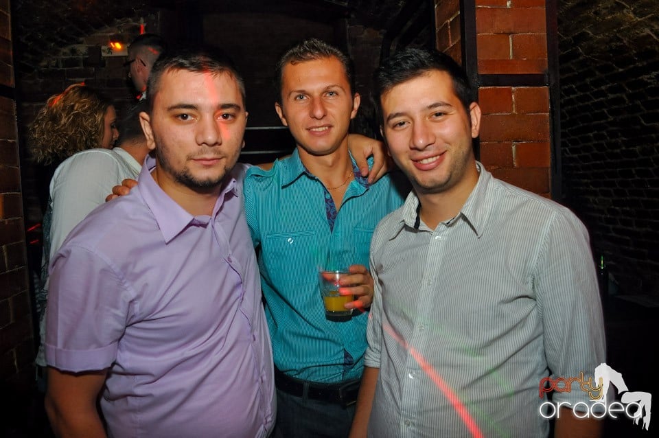 Distracţie în Club Escape, 