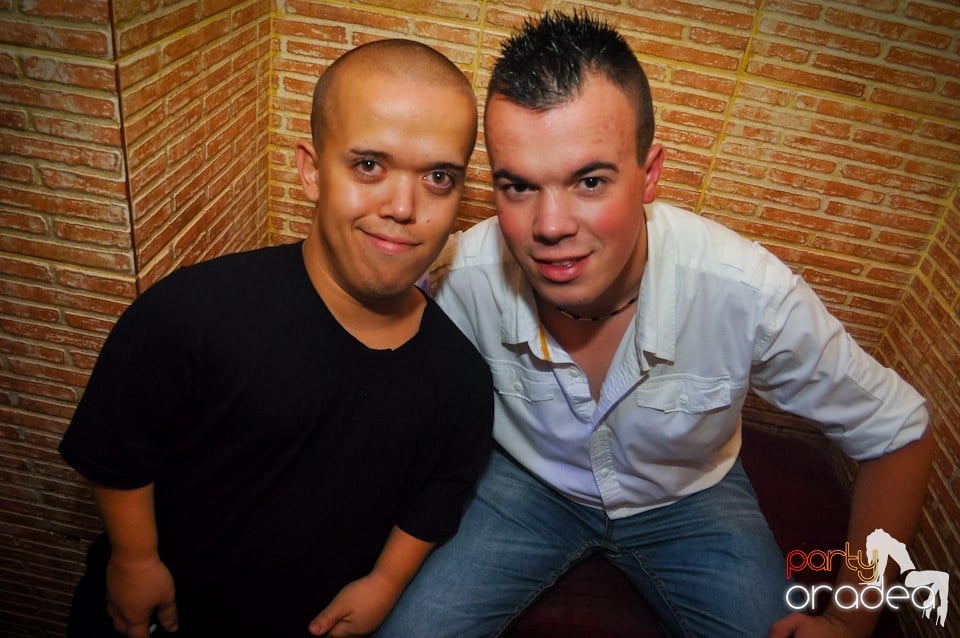 Distracţie în Club Escape, 