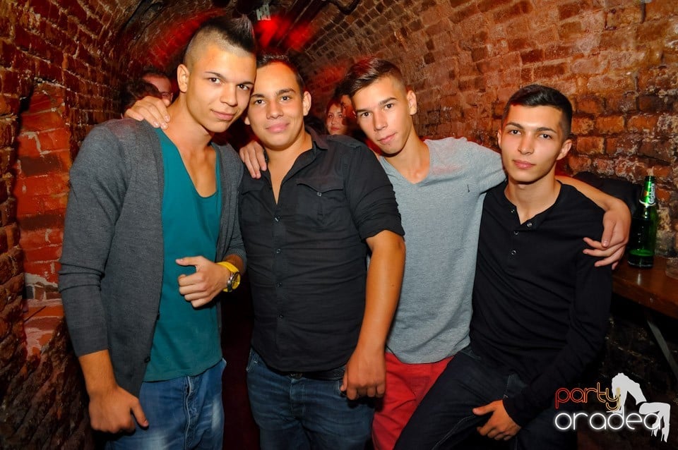 Distracţie în Club Escape, 