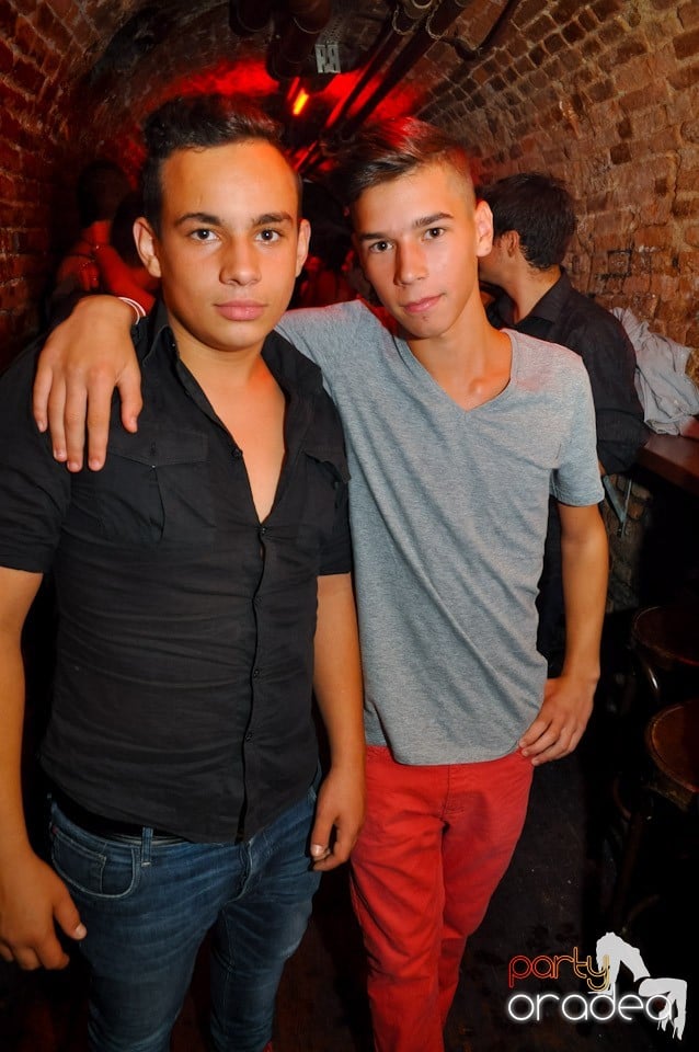 Distracţie în Club Escape, 