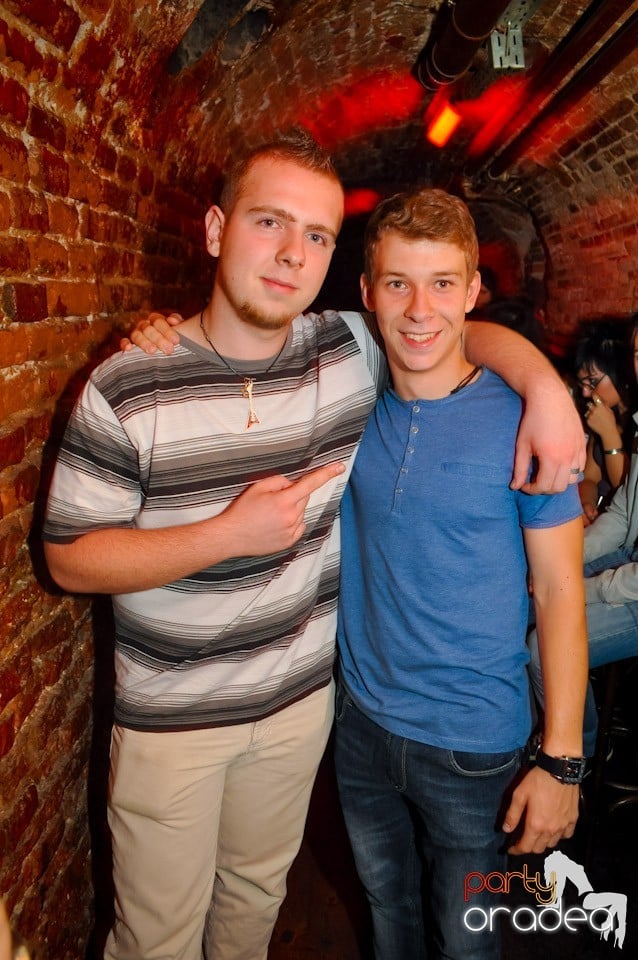 Distracţie în Club Escape, 