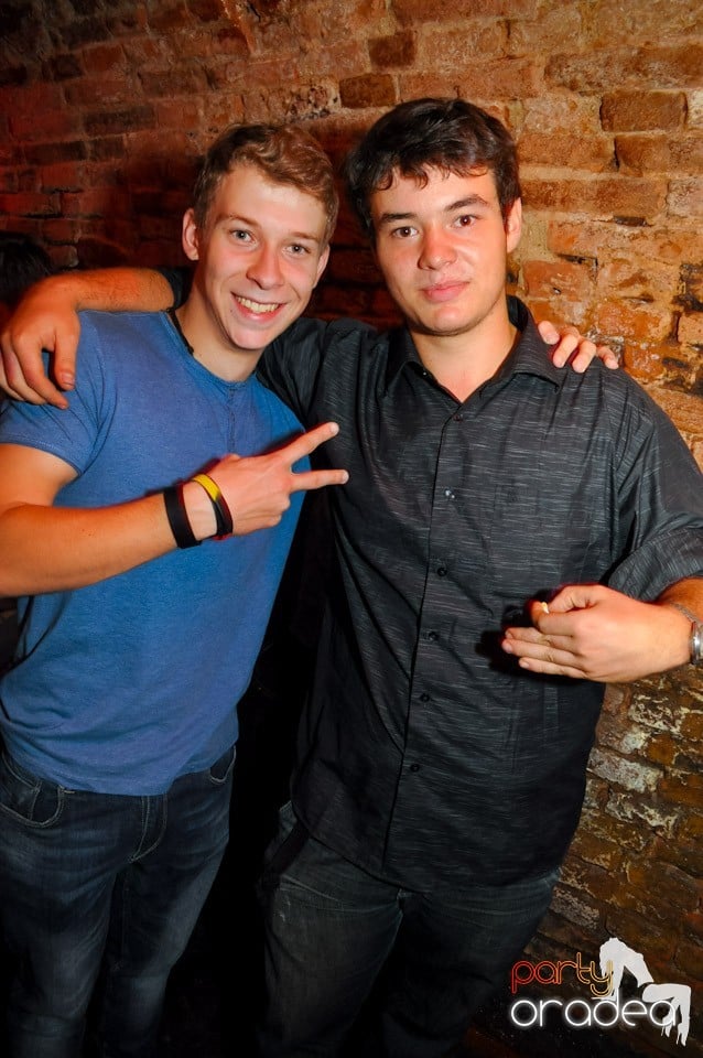 Distracţie în Club Escape, 