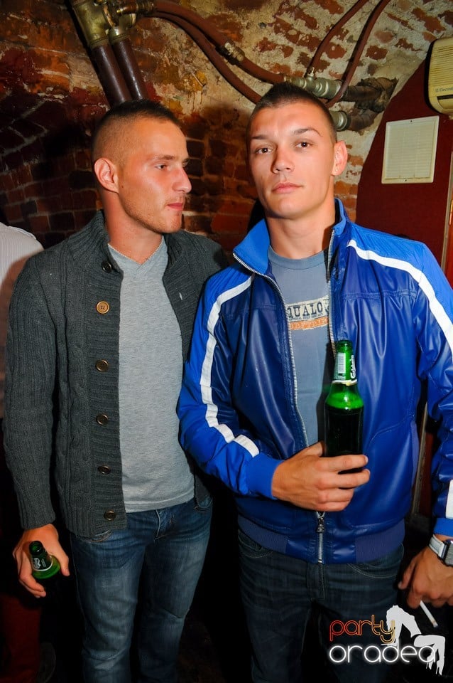 Distracţie în Club Escape, 