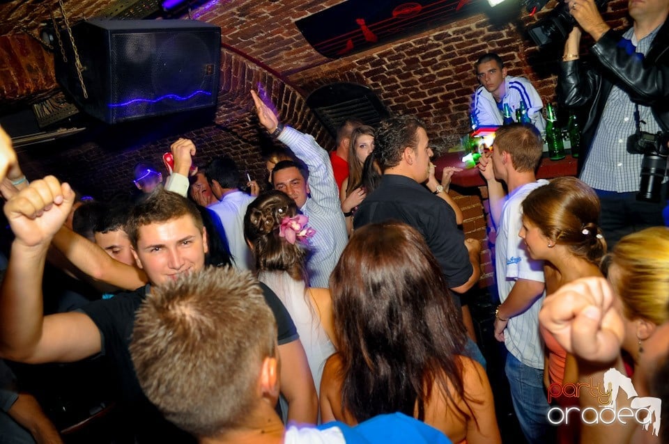 Distracţie în Club Escape, 