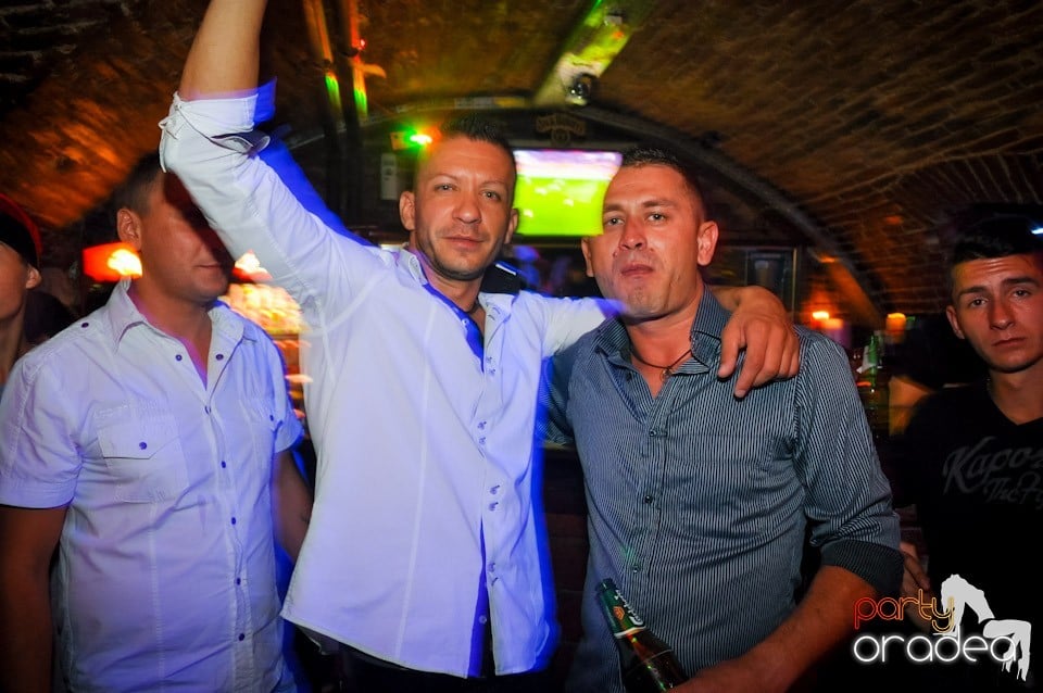 Distracţie în Club Escape, 