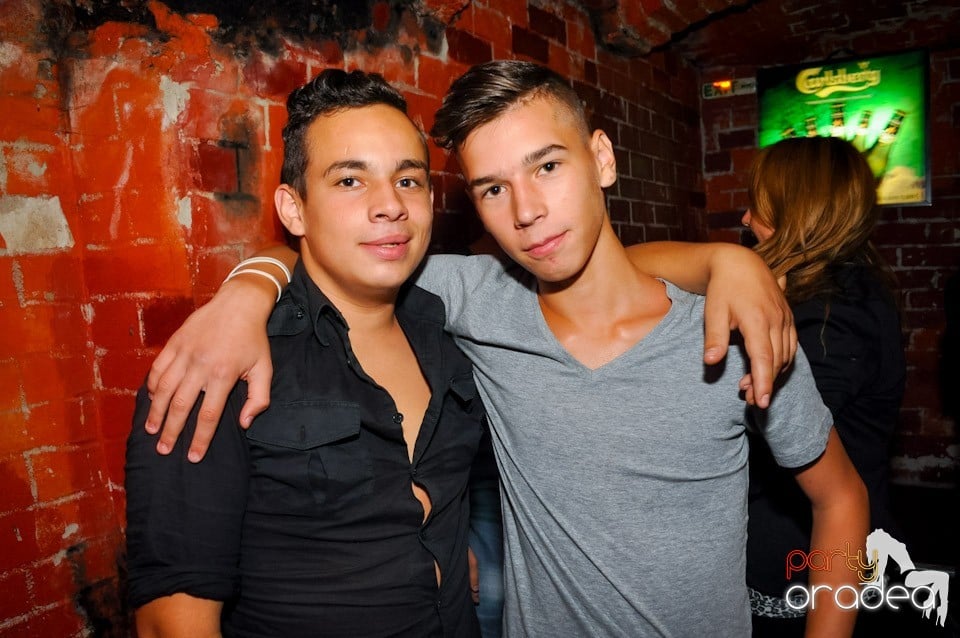 Distracţie în Club Escape, 