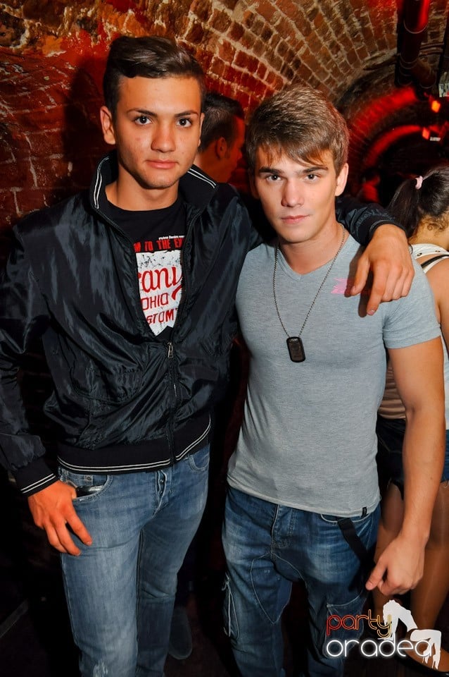 Distracţie în Club Escape, 