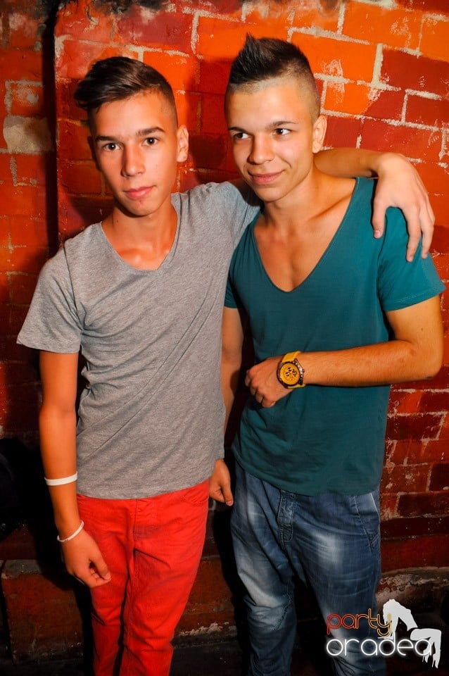 Distracţie în Club Escape, 