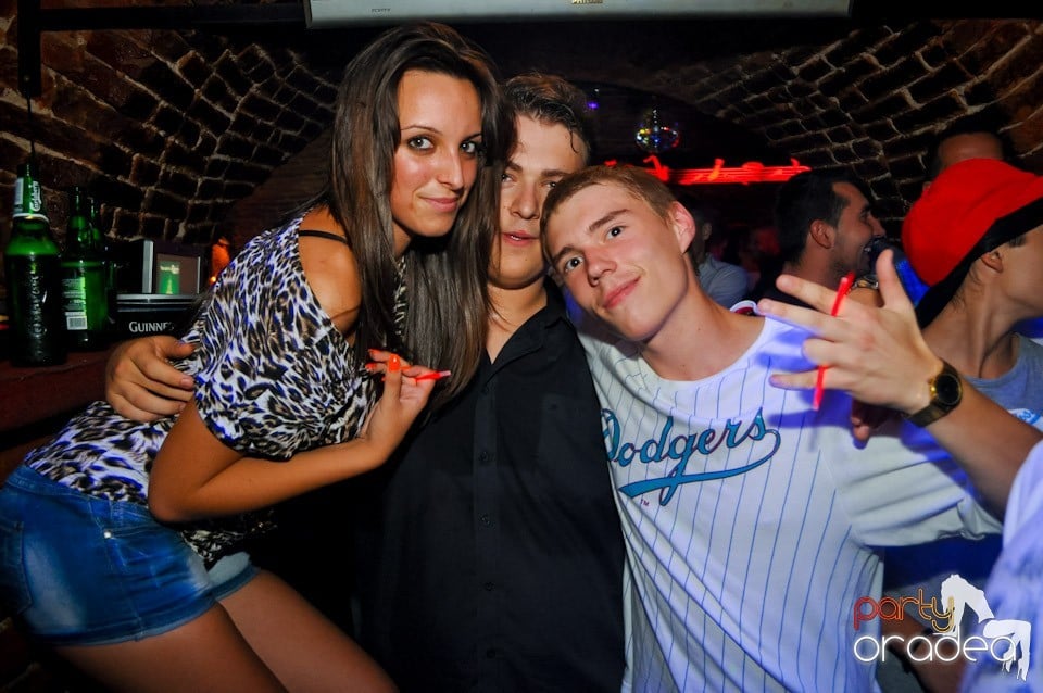 Distracţie în Club Escape, 