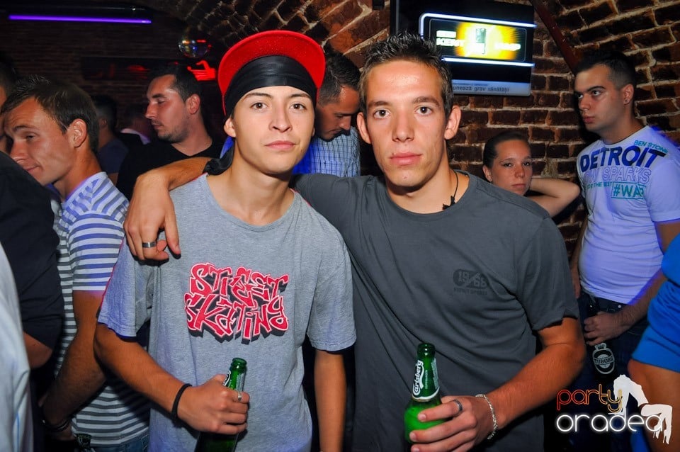 Distracţie în Club Escape, 