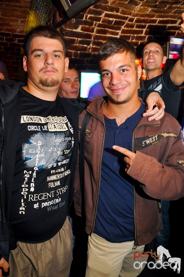 Distracţie în Club Escape, 