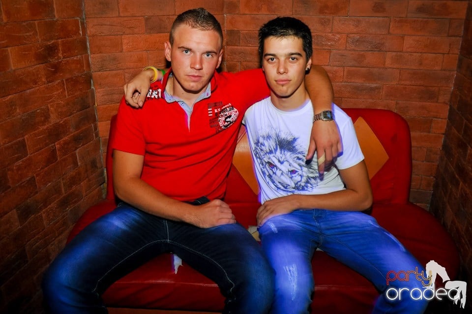 Distracţie în Club Escape, 