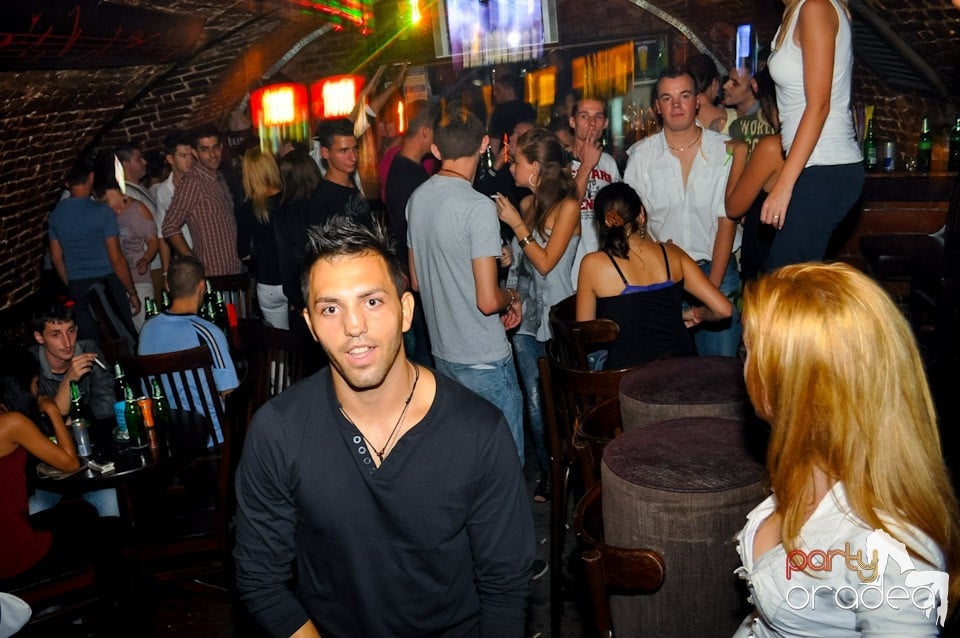 Distracţie în Club Escape, 