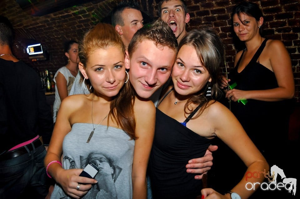 Distracţie în Club Escape, 