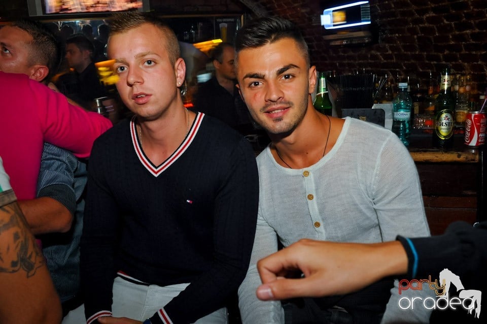 Distracţie în Club Escape, 