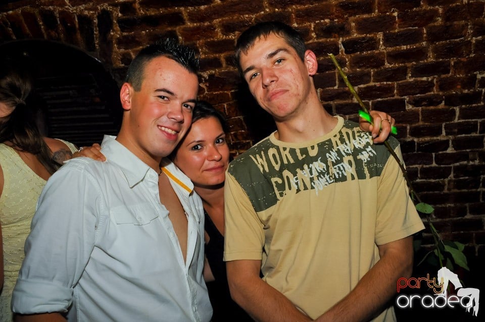 Distracţie în Club Escape, 