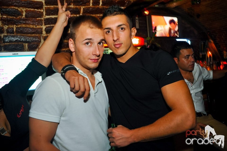 Distracţie în Club Escape, 