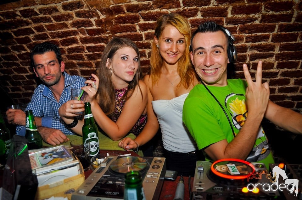 Distracţie în Club Escape, 